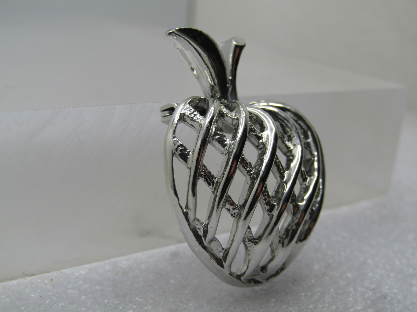 Vintage Woven Apple Brooch, 1960's, Signed Gerry's - 3