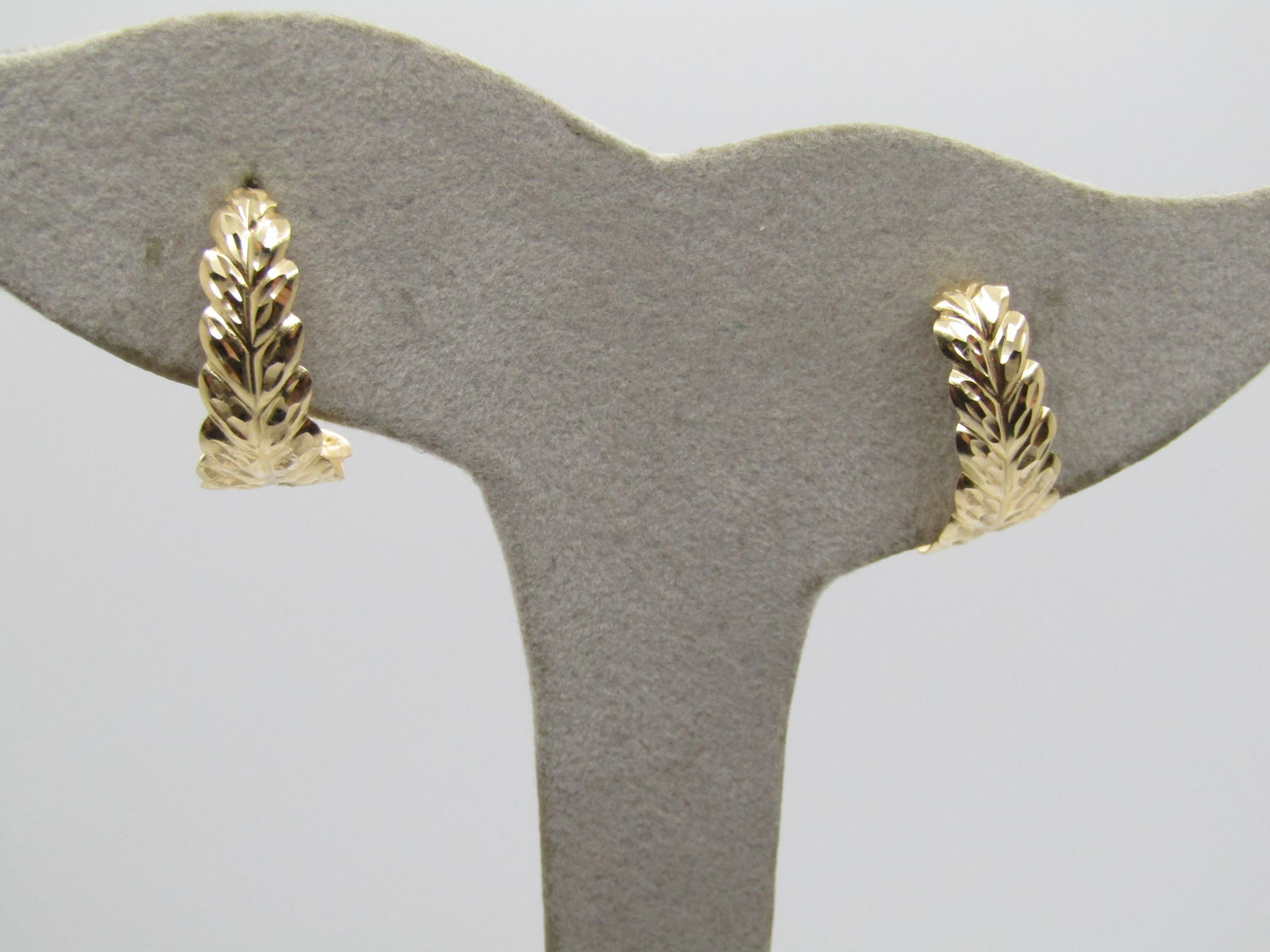 Vintage 14kt Leaf Half Hoop Earrings, Pierced, 1980's, Original Box: Title:Vintage 14kt Leaf Half Hoop Earrings, Pierced, 1980's, Original BoxDescription:Vintage 14kt Leaf Half Hoop Earrings, Pierced, 1980's, Original Box. Marked 14kt and signed CJI. They test as