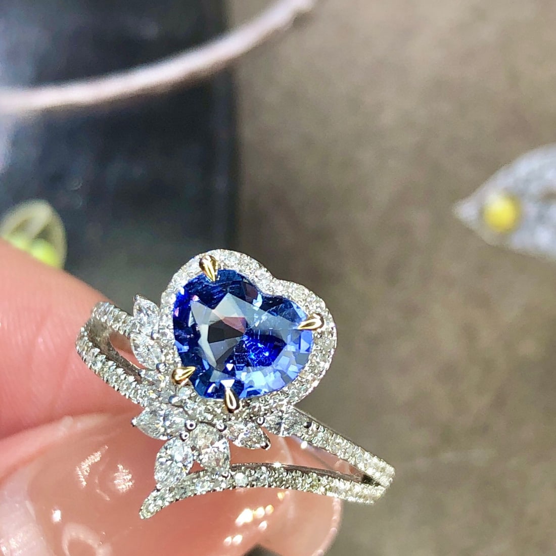 14K GOLD 2.02 CTW NATURAL SAPPHIRE & DIAMOND RING - 5