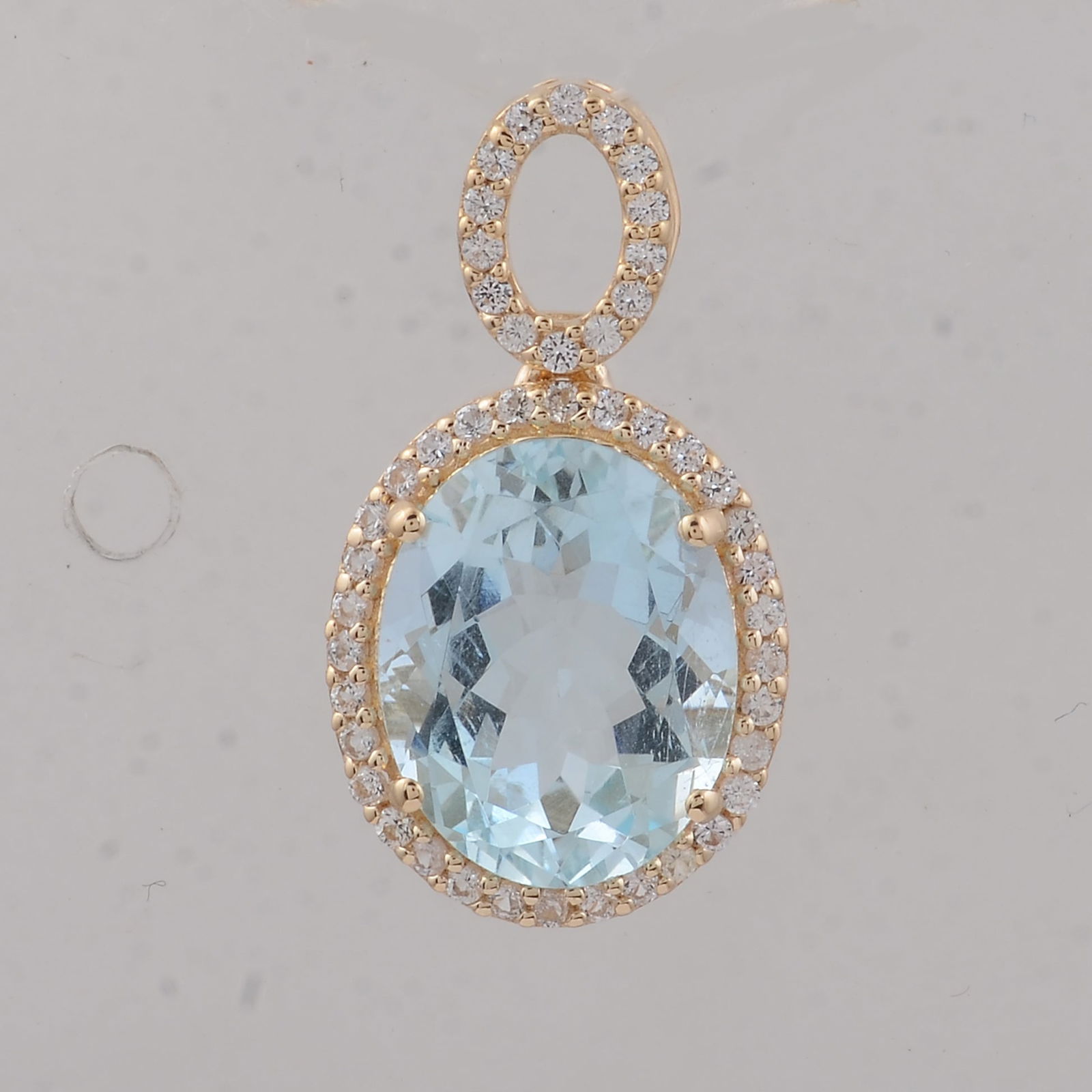 2.45 Ct Oval Aquamarine 9K Gold Pendant: Title:2.45 Ct Oval Aquamarine 9K Gold PendantDescription:2.45 Total Carat Aquamarine 9K Gold Pendant Specifications - Total Weight 1.26 g - Center Gemstone Aquamarine - Gemstone Carat Weight 2.24