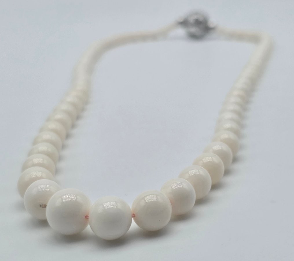 Misu coral necklace, 5 to 10 mm,: Title:Misu coral necklace, 5 to 10 mm,Description:Misu coral necklace, 5 to 10 mm, with a 925 silver susta clasp An incredible example of naturalistic jewelry, this necklace is composed of spheres