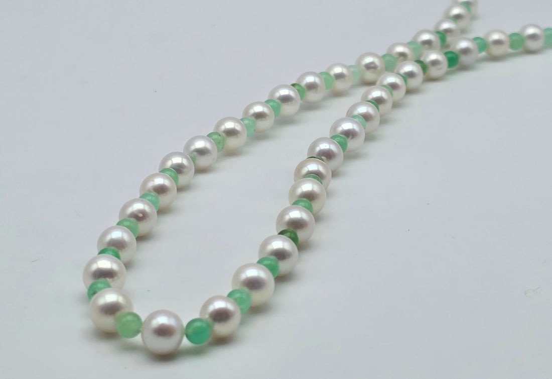 Necklace composed of 7 mm and 7.2 mm Akoya pearls, high-quality chrysoprase spacers (apple-shaped),: Title:Necklace composed of 7 mm and 7.2 mm Akoya pearls, high-quality chrysoprase spacers (apple-shaped), and an 18kt (750) yellow gold clasp.Description:Necklace composed of 7 mm and 7.2 mm Akoya