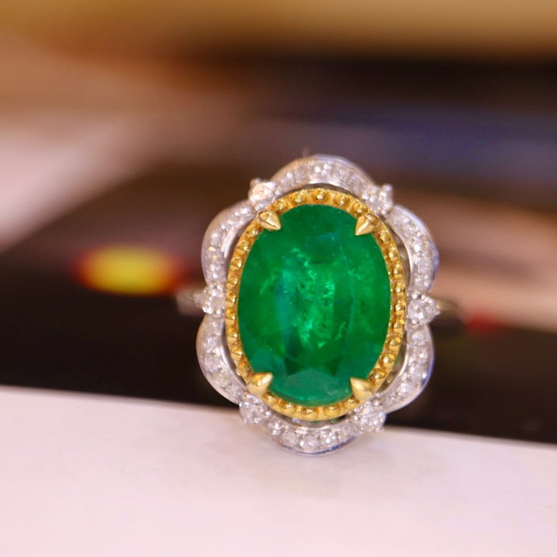 14K GOLD 3.51 CTW VIVID GREEN NATURAL EMERALD & DIAMOND RING: Title:14K GOLD 3.51 CTW VIVID GREEN NATURAL EMERALD & DIAMOND RINGDescription:Ref:230528479Gold Content:14K GoldRing Size:7.25USMain Gemstone:EmeraldNumber of stones:1Shape:OvalCarat Weight:3.25ct