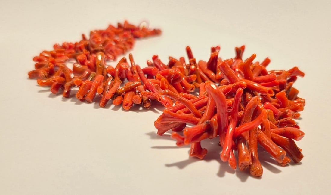 Coral fringe necklace, a timeless classic of high-quality Italian jewelry. The piece is composed of - 3