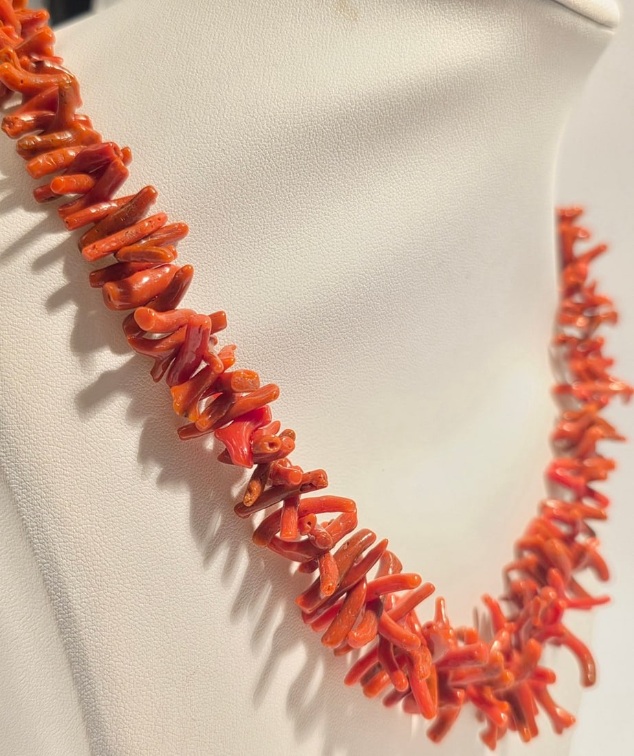 Coral fringe necklace, a timeless classic of high-quality Italian jewelry. The piece is composed of - 6