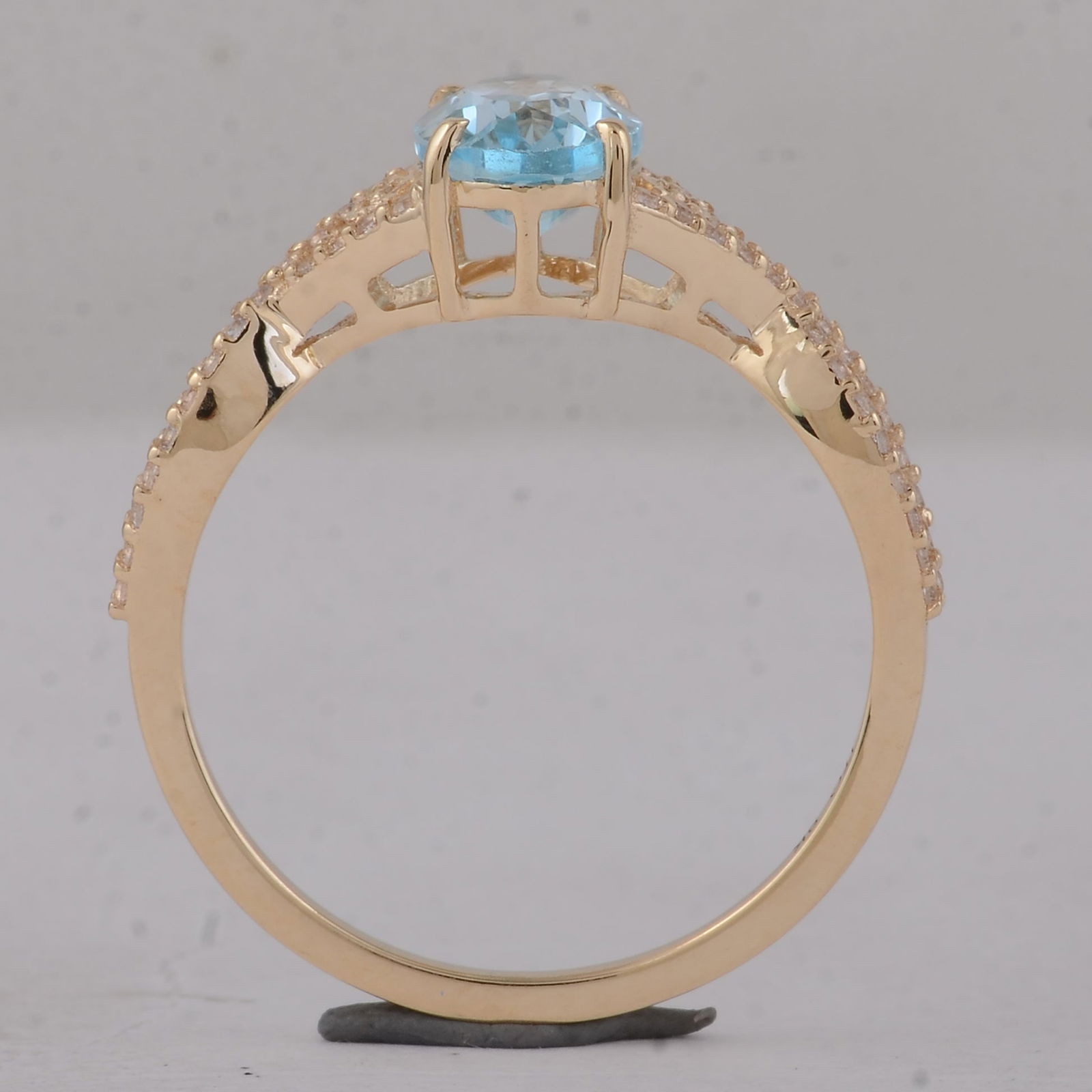 1.60 Ct Oval Blue Topaz 9K Gold Ring - 4