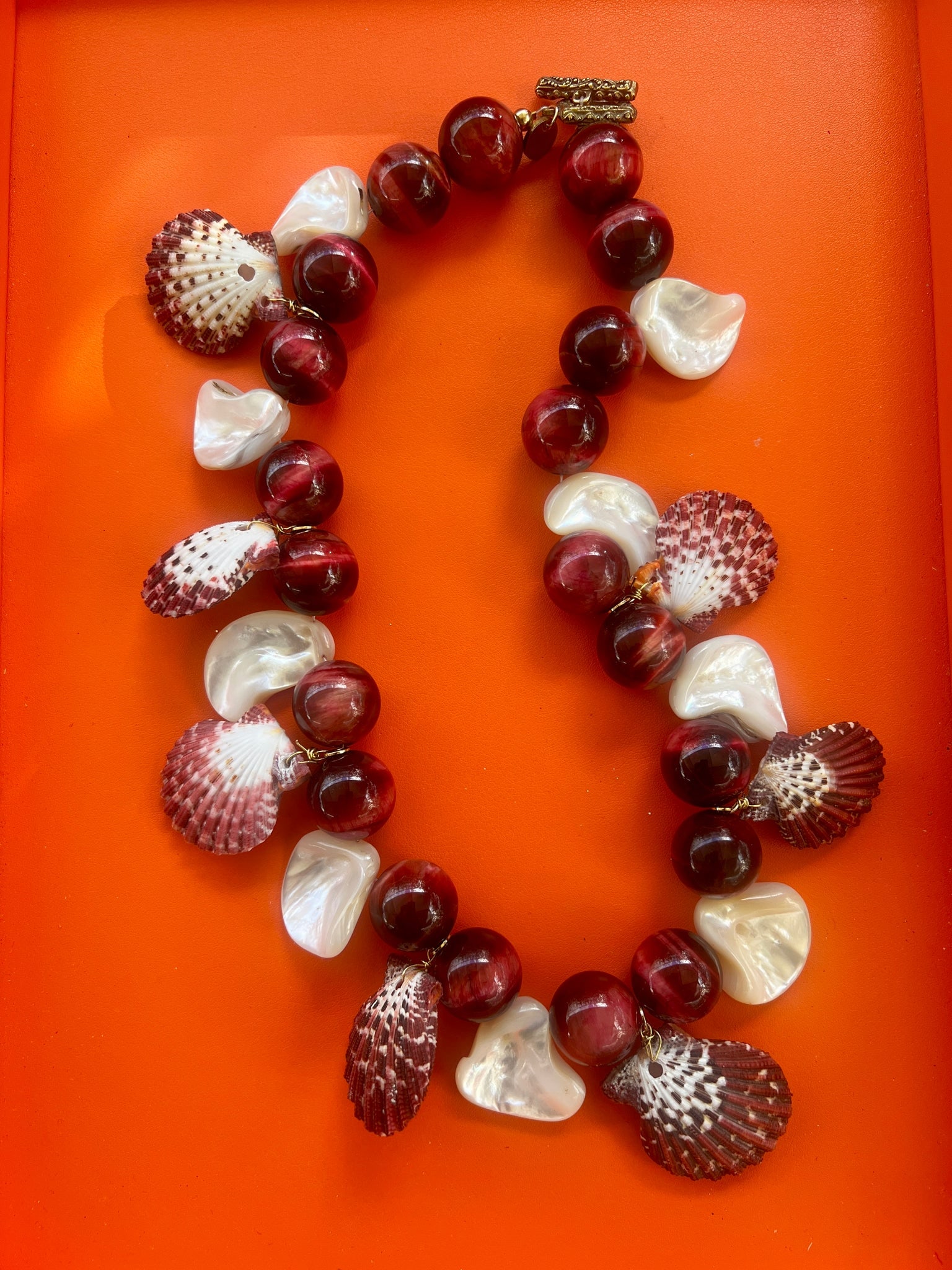 Agate Necklace with Abalone & Pectin Shells: Title:Agate Necklace with Abalone & Pectin Shells Description:Showstopper short necklace made of an interesting Agate in Bordeaux color, with wavy chips and Abalone and special Pallium Pectin shells.