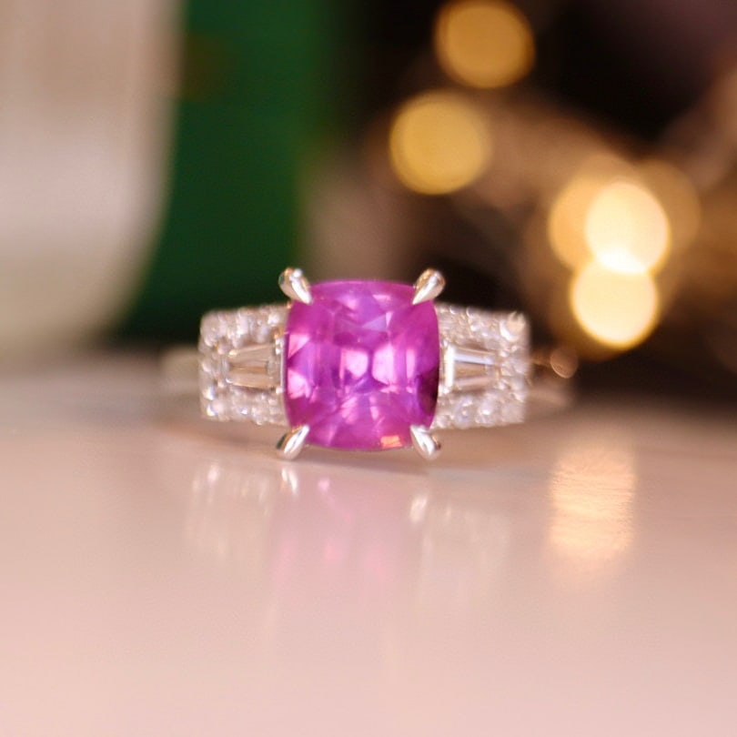 14K GOLD 3.22 CTW NATURAL SAPPHIRE & DIAMOND RING: Title:14K GOLD 3.22 CTW NATURAL SAPPHIRE & DIAMOND RING Description:Ref:230528501Gold Content:14K GoldRing Size:7.25USMain Gemstone:SapphireNumber of stones:1Shape:CushionCarat Weight:3.02ct Color:Pin