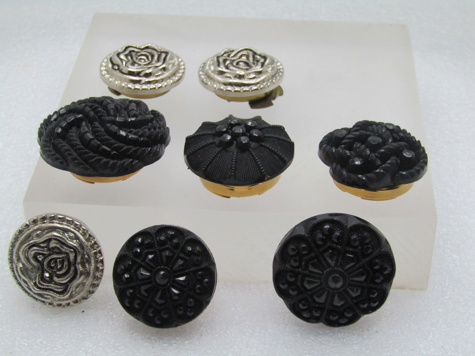 Vintage 10kt Graduated Pearl Necklace, Diamond Clasp, 1940's or earlier: Title:Vintage 10kt Graduated Pearl Necklace, Diamond Clasp, 1940's or earlierDescription:Vintage 10kt Graduated Pearl Necklace, Diamond Clasp, 1940's or earlier. The pearls are knotted between each