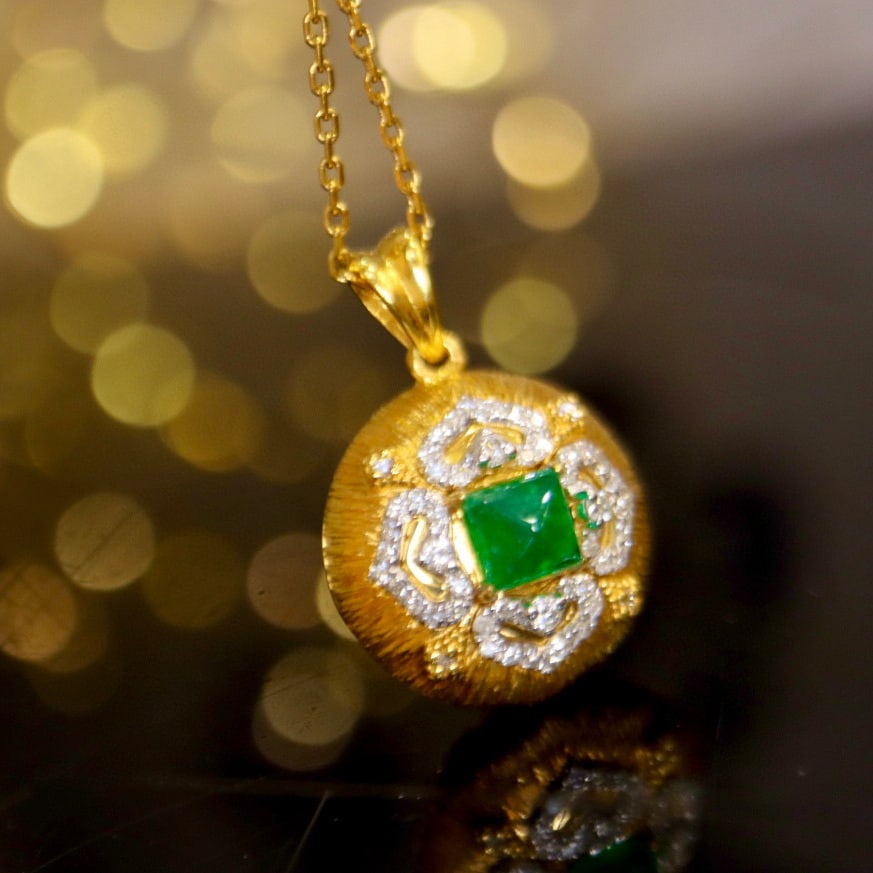 14K GOLD 1.28 CTW VIVID GREEN NATURAL EMERALD & DIAMOND PENDANT: Title:14K GOLD 1.28 CTW VIVID GREEN NATURAL EMERALD & DIAMOND PENDANT Description:Ref:230528476Gold Content:14K GoldMain Gemstone:EmeraldNumber of stones:1Shape:Suger-LoafCarat Weight:1.0ct Color:Vivi