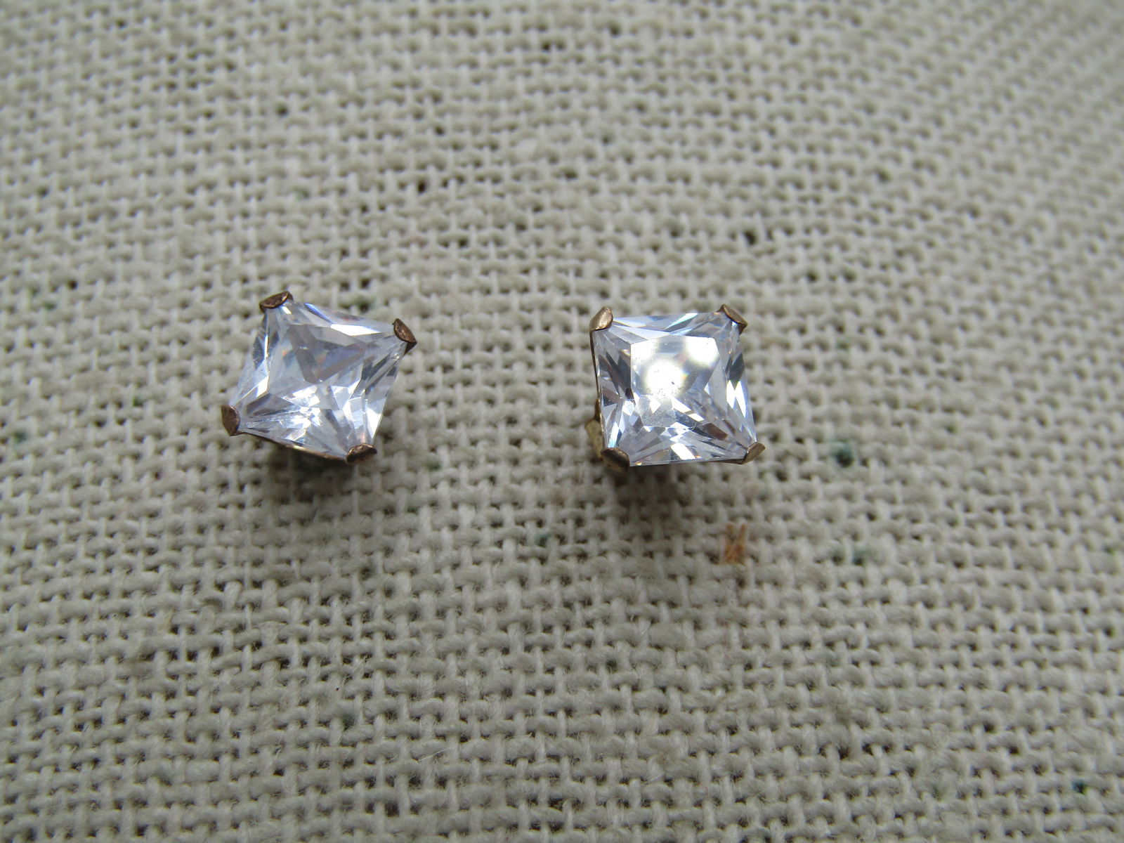 10kt CZ Square Earrings, 6mm, 10kt Posts, Unisex Signed: Title:10kt CZ Square Earrings, 6mm, 10kt Posts, Unisex SignedDescription:10kt CZ Square Earrings, 6mm, 10kt Posts, Unisex. Signed JCM. The posts are marked 10kt and tested and the clutches are
