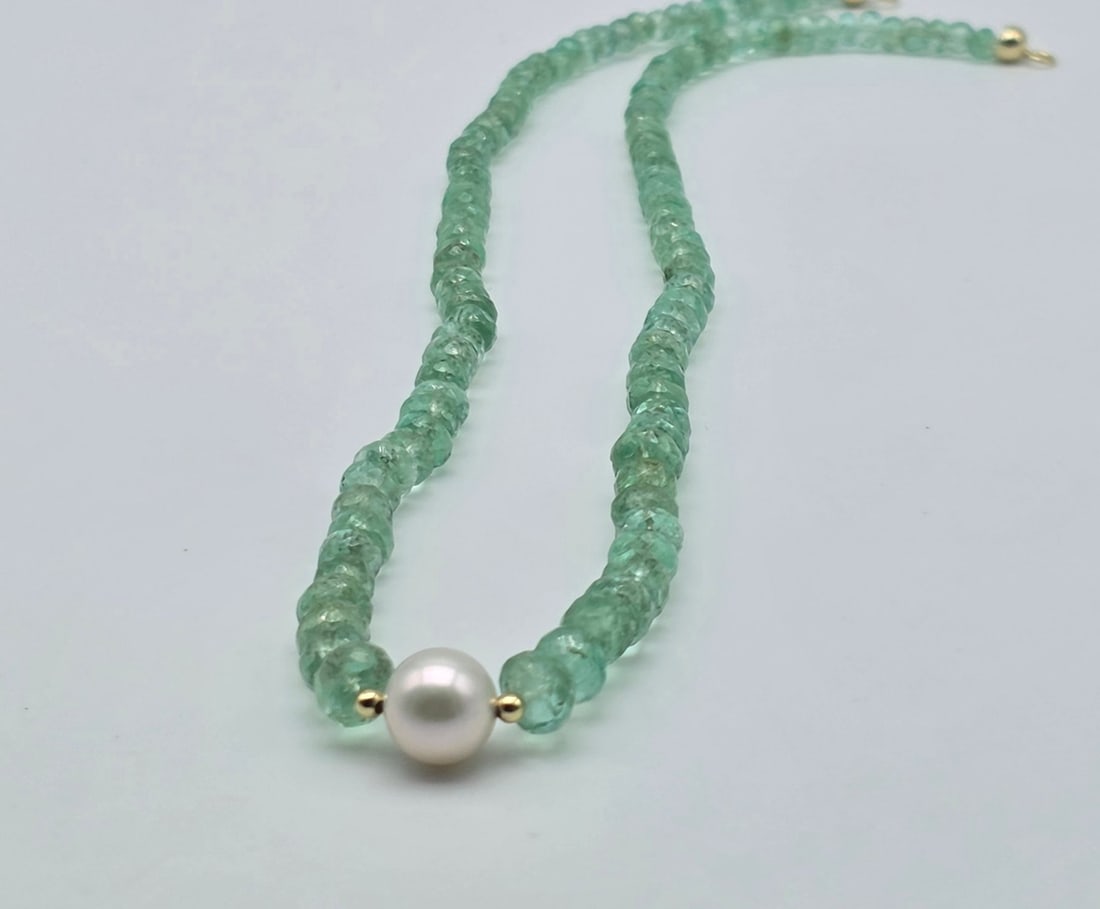 Natural emerald necklace with 8mm Akoya pearl centerpiece with spheres and 18kt solid gold clasp: Title:Natural emerald necklace with 8mm Akoya pearl centerpiece with spheres and 18kt solid gold claspDescription:This impressive single-strand necklace features an excellent selection of natural