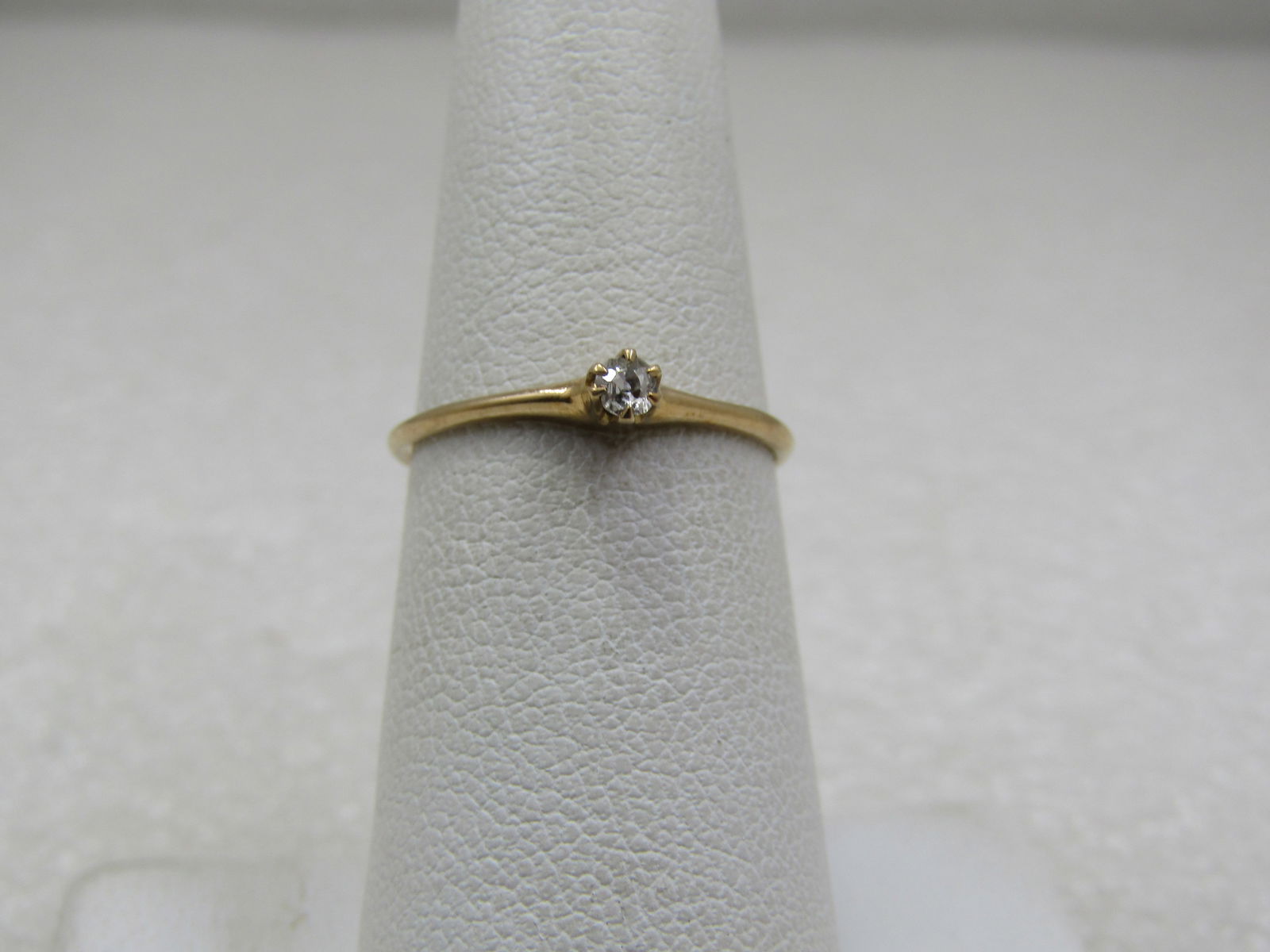 Vintage 10kt Diamond Promise Engagement Ring, Sz. 6.25: Title:Vintage 10kt Diamond Promise Engagement Ring, Sz. 6.25Description:Vintage 10kt Diamond Promise Engagement Ring, Sz. 6.25 This has a 2.5mm held with six pointed prongs. It is in very good