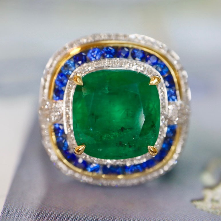 14K GOLD 5.27 CTW VIVID GREEN NATURAL EMERALD & DIAMOND RING: Title:14K GOLD 5.27 CTW VIVID GREEN NATURAL EMERALD & DIAMOND RINGDescription:Ref:230528503Gold Content:14K GoldRing Size:7.25USMain Gemstone:EmeraldNumber of stones:1Shape:CushionCarat Weight:4.80ct