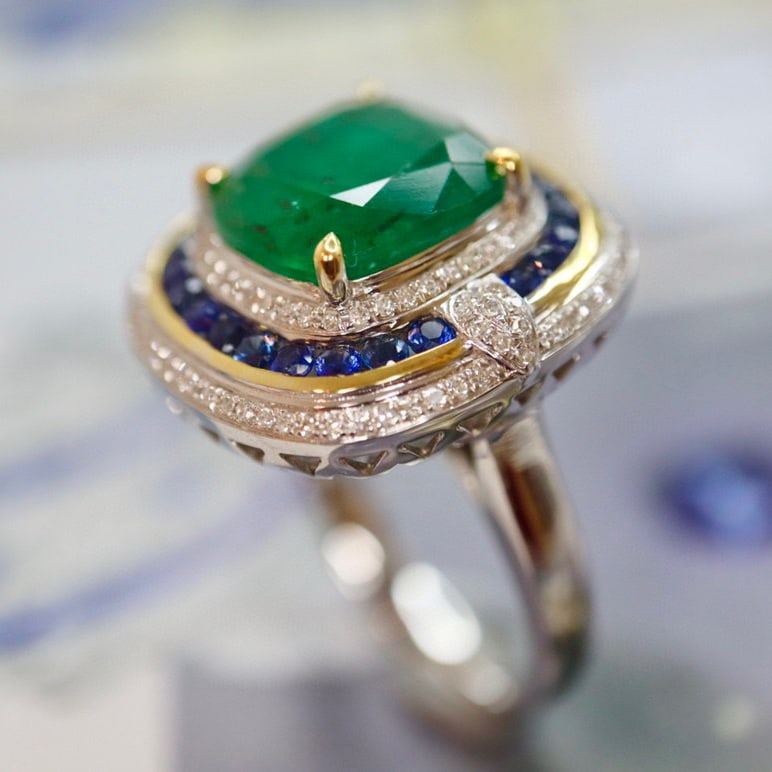 14K GOLD 5.27 CTW VIVID GREEN NATURAL EMERALD & DIAMOND RING - 7