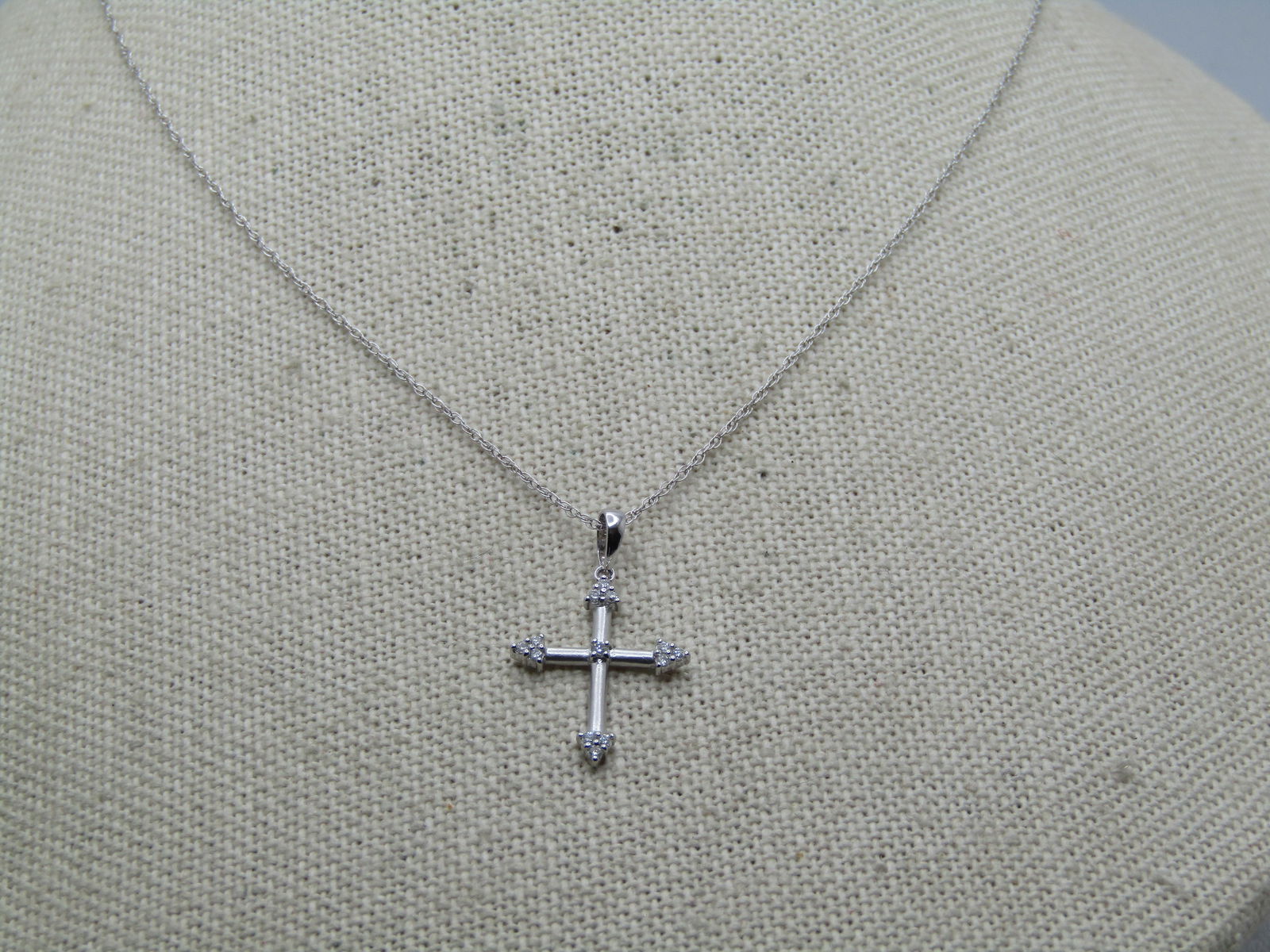 Vintage 14kt Diamond White Gold Necklace, 18", Signed , 1980's-1990's, Original Box: Title:Vintage 14kt Diamond White Gold Necklace, 18", Signed , 1980's-1990's, Original BoxDescription:Vintage 14kt Diamond White Gold Necklace, 18", Signed , 1980's-1990's, Original Box. White gold