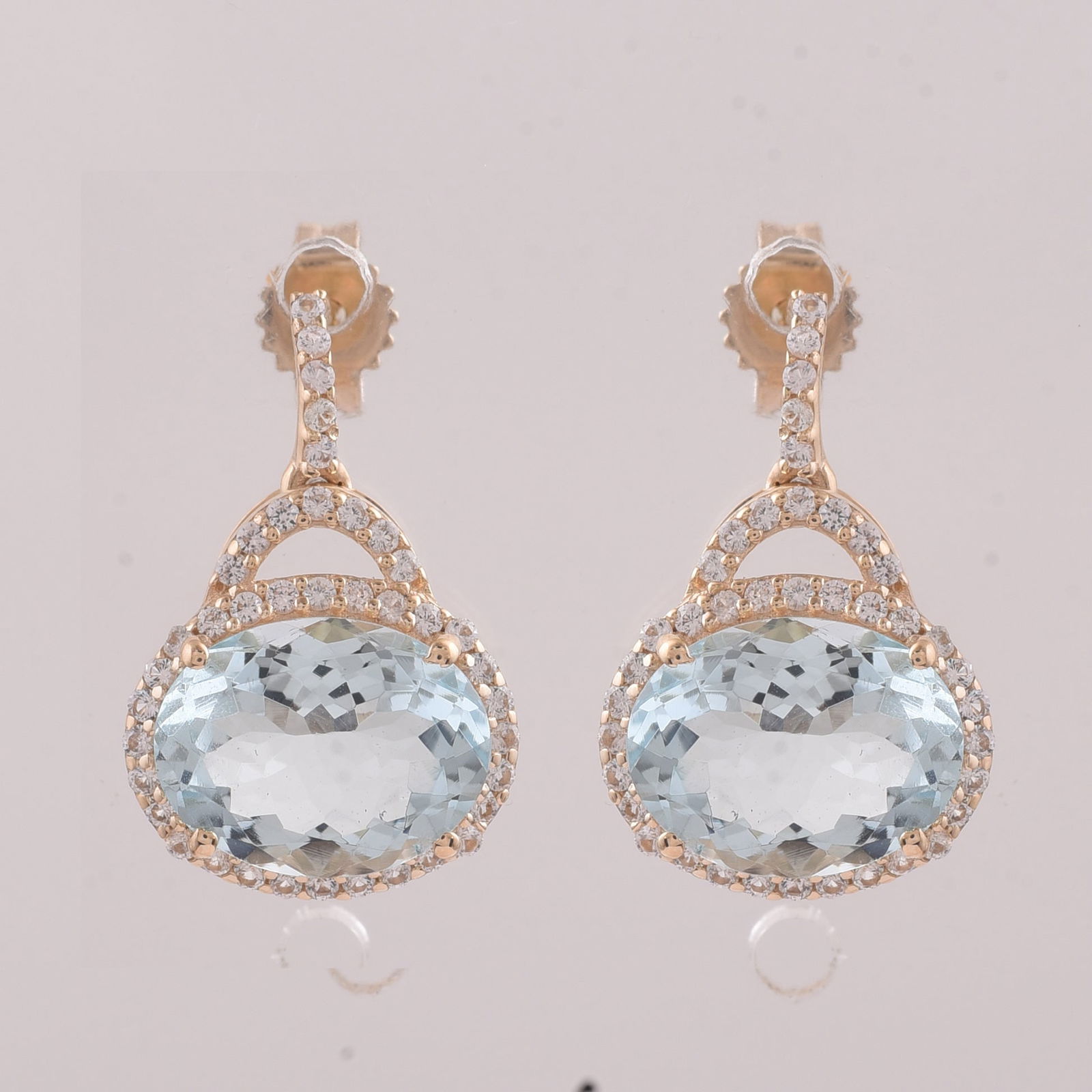 3.16 Ct Oval Aquamarine 9K Gold Earrings: Title:3.16 Ct Oval Aquamarine 9K Gold EarringsDescription:3.16 Total Carat Aquamarine 9K Gold Earrings Specifications - Total Weight 2.047 g - Center Gemstone Aquamarine - Gemstone Carat Weight 2.83