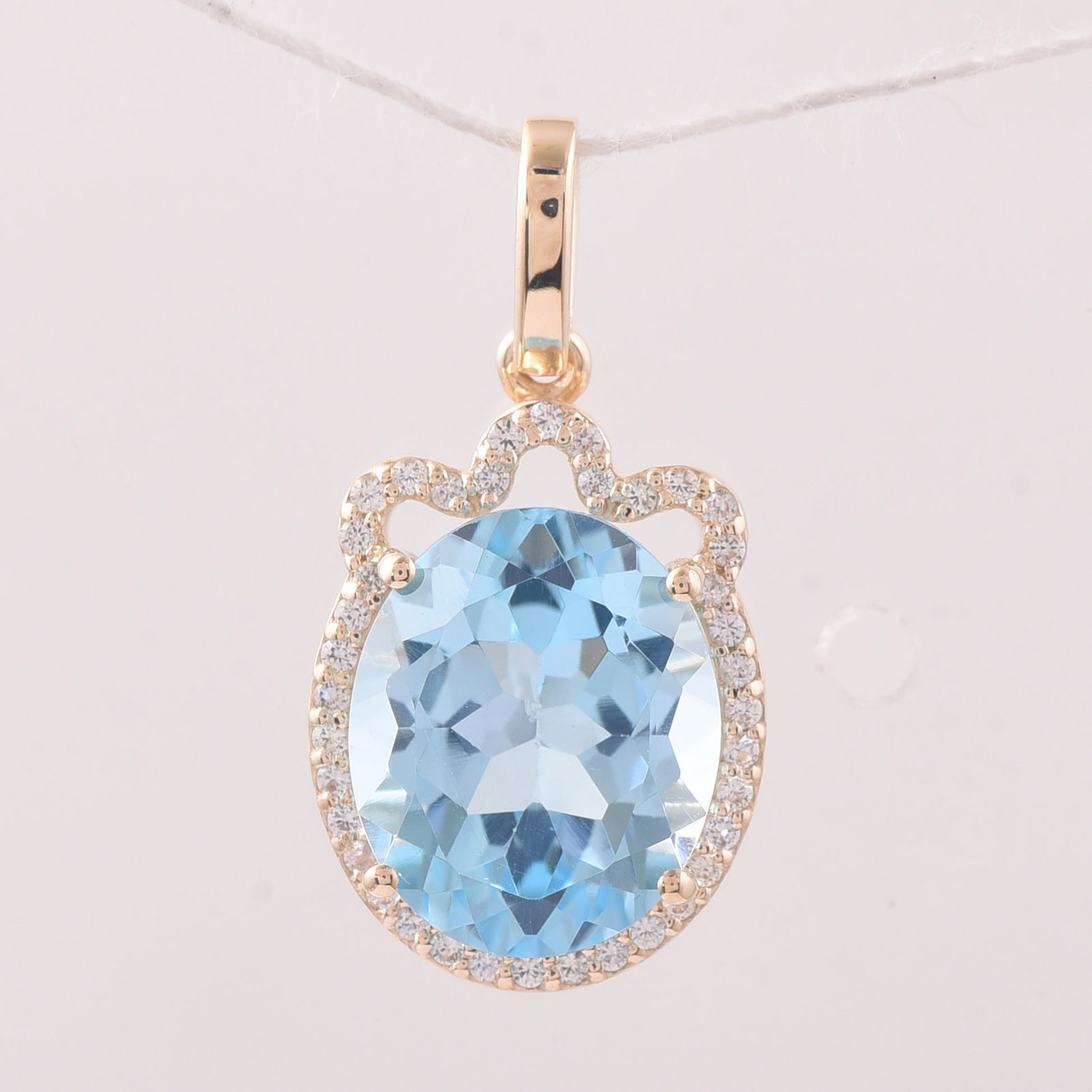 4.64 Ct Oval Blue Topaz 9K Gold Pendant: Title:4.64 Ct Oval Blue Topaz 9K Gold PendantDescription:4.64 Total Carat Blue Topaz 9K Gold Pendant Specifications - Total Weight 1.938 g - Center Gemstone Blue Topaz - Gemstone Carat Weight 4.47