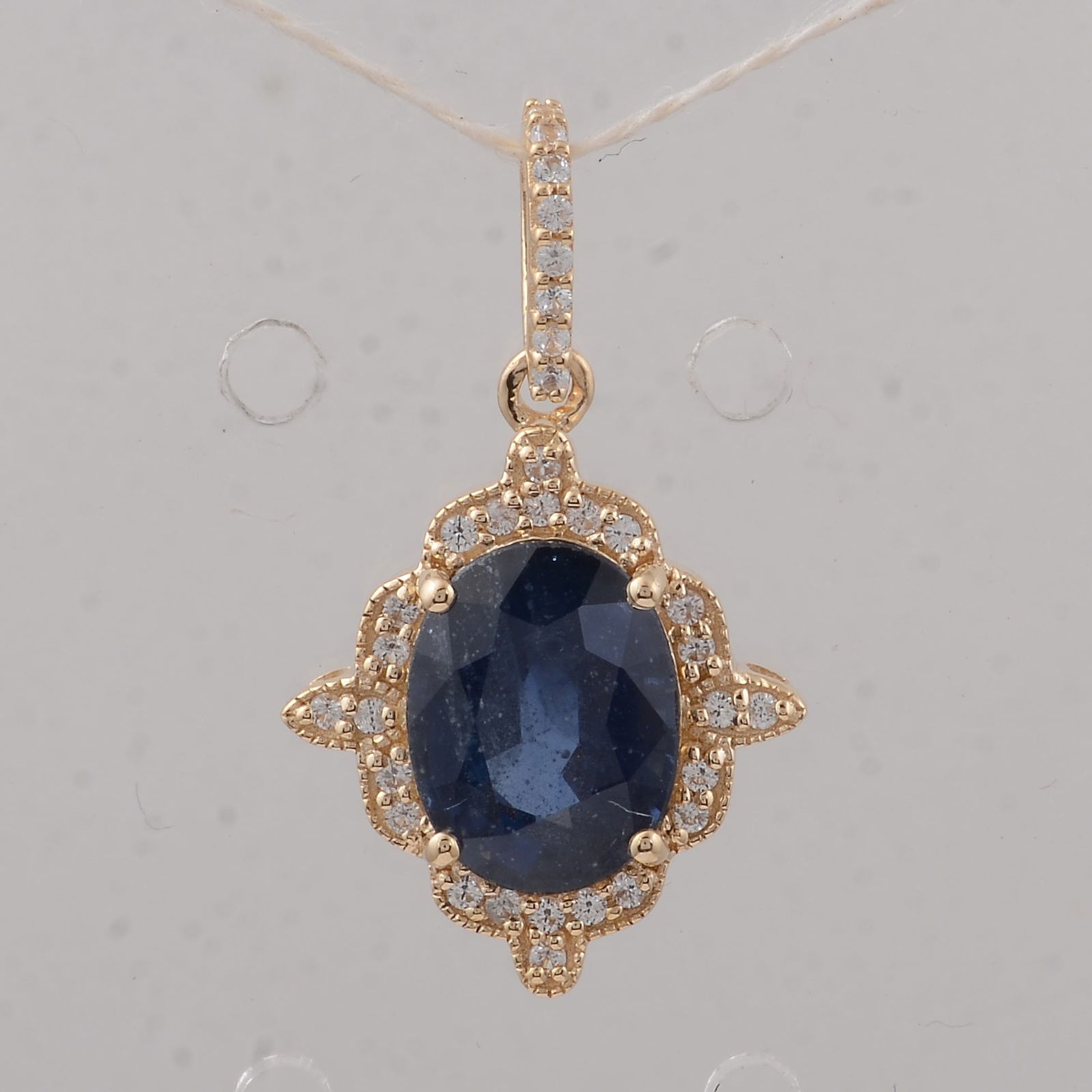 2.48 Ct Oval Sapphire 9K Gold Pendant: Title:2.48 Ct Oval Sapphire 9K Gold PendantDescription:2.48 Total Carat Sapphire 9K Gold Pendant Specifications - Total Weight 1.42 g - Center Gemstone Sapphire - Gemstone Carat Weight 2.31 Carats -