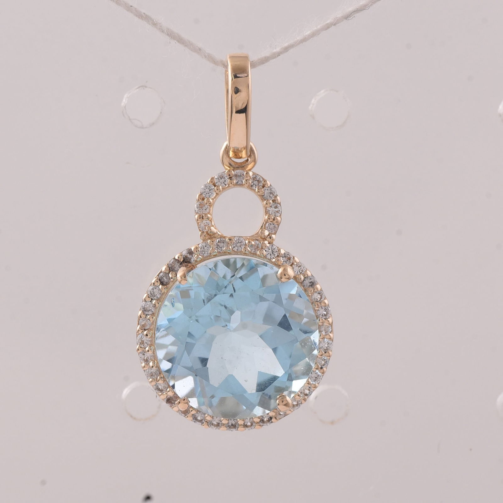 4.10 Ct Round Blue Topaz 9K Gold Pendant: Title:4.10 Ct Round Blue Topaz 9K Gold PendantDescription:4.10 Total Carat Blue Topaz 9K Gold Pendant Specifications - Total Weight 1.797 g - Center Gemstone Blue Topaz - Gemstone Carat Weight 3.92