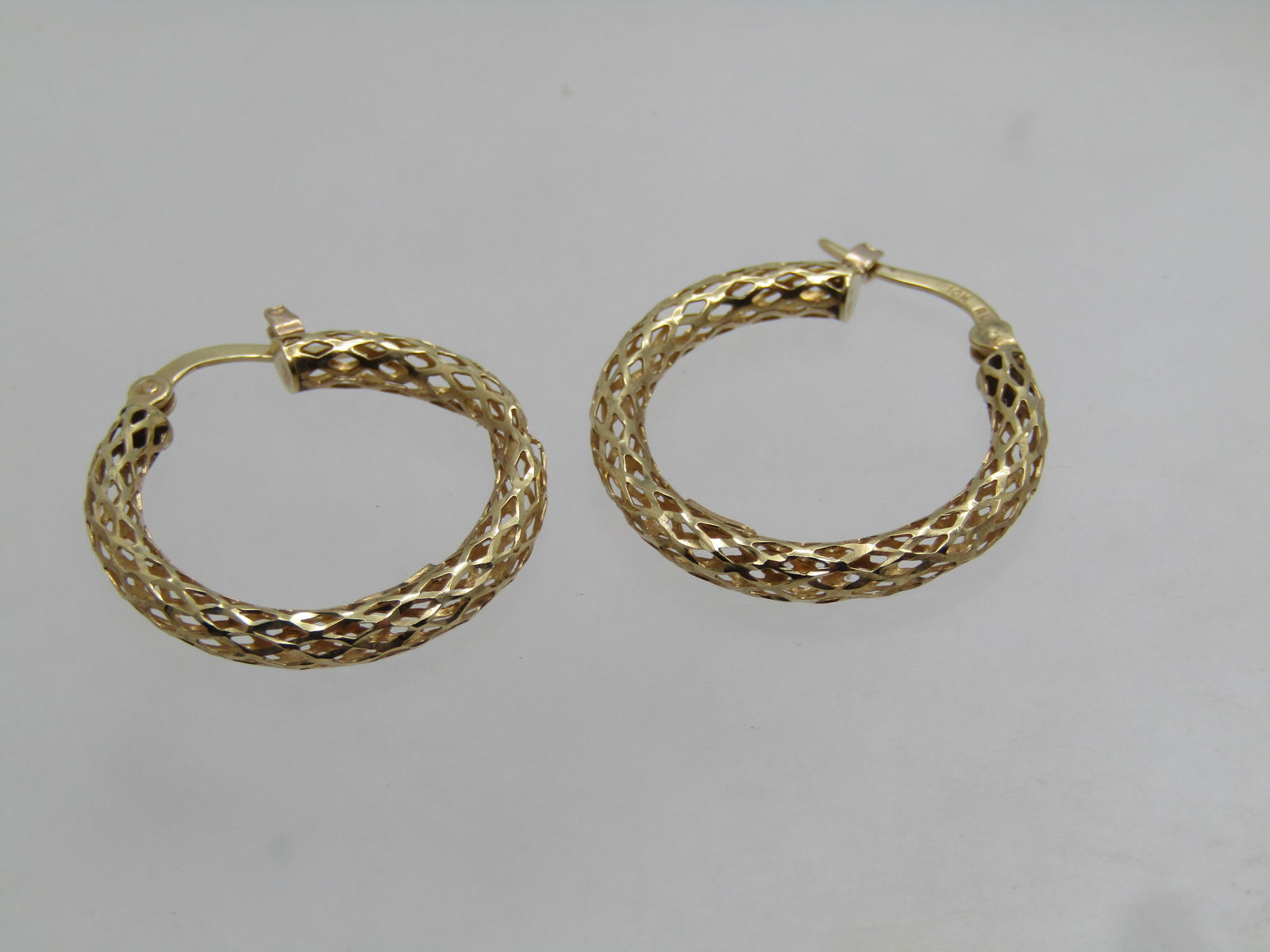 Vintage 10kt Mesh Hoop Earrings, Pierced, Signed RL 1980's-1990's, 3/4": Vintage 10kt Mesh Hoop Earrings, Pierced, Signed RL 1980's-1990's, 3/4". Yellow gold, marked 10kt and tested with an appx. weight of 1.41 gr. They are 3/4" from the hinged locking post and appx. 2.5mm