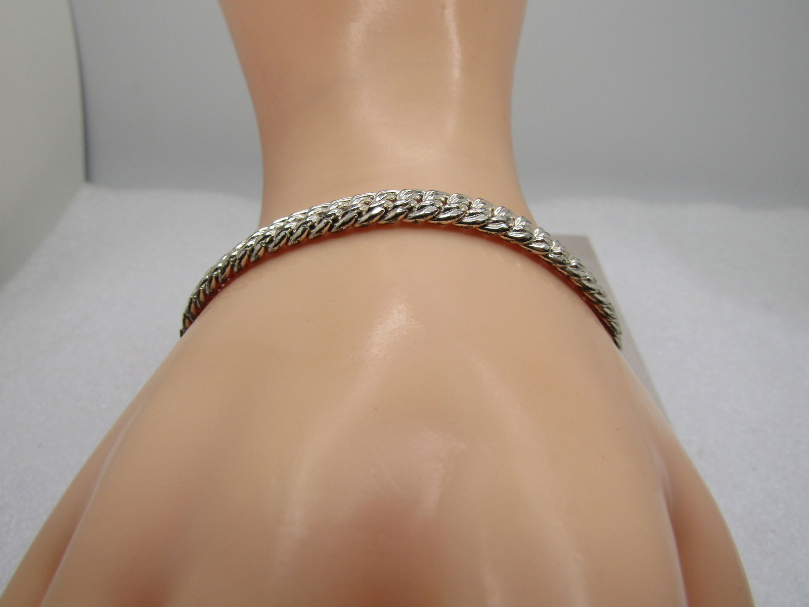 Vintage Silver tone Chain Bracelet, 7.5", Unisex, 1980's-1990's: Vintage Silver tone Chain Bracelet, 7.5", Unisex, 1980's-1990's. This is appx. 7.5mm wide with a heavy ring and lobster clasp. It is not marked or signed. Light wear - good to very good condition. (W6