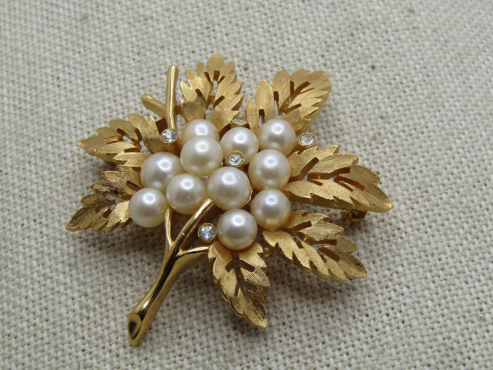 Vintage Faux Pearl Rhinestone Leaf Brooch, Crown Trifari, 1960's. - 3