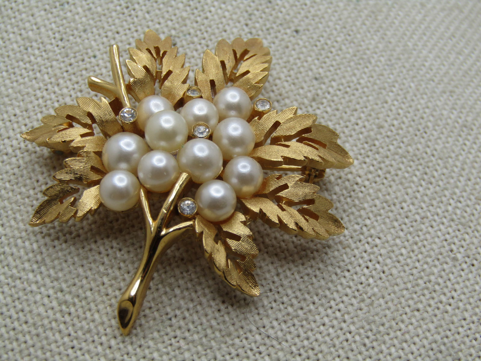 Vintage Faux Pearl Rhinestone Leaf Brooch, Crown Trifari, 1960's. - 4