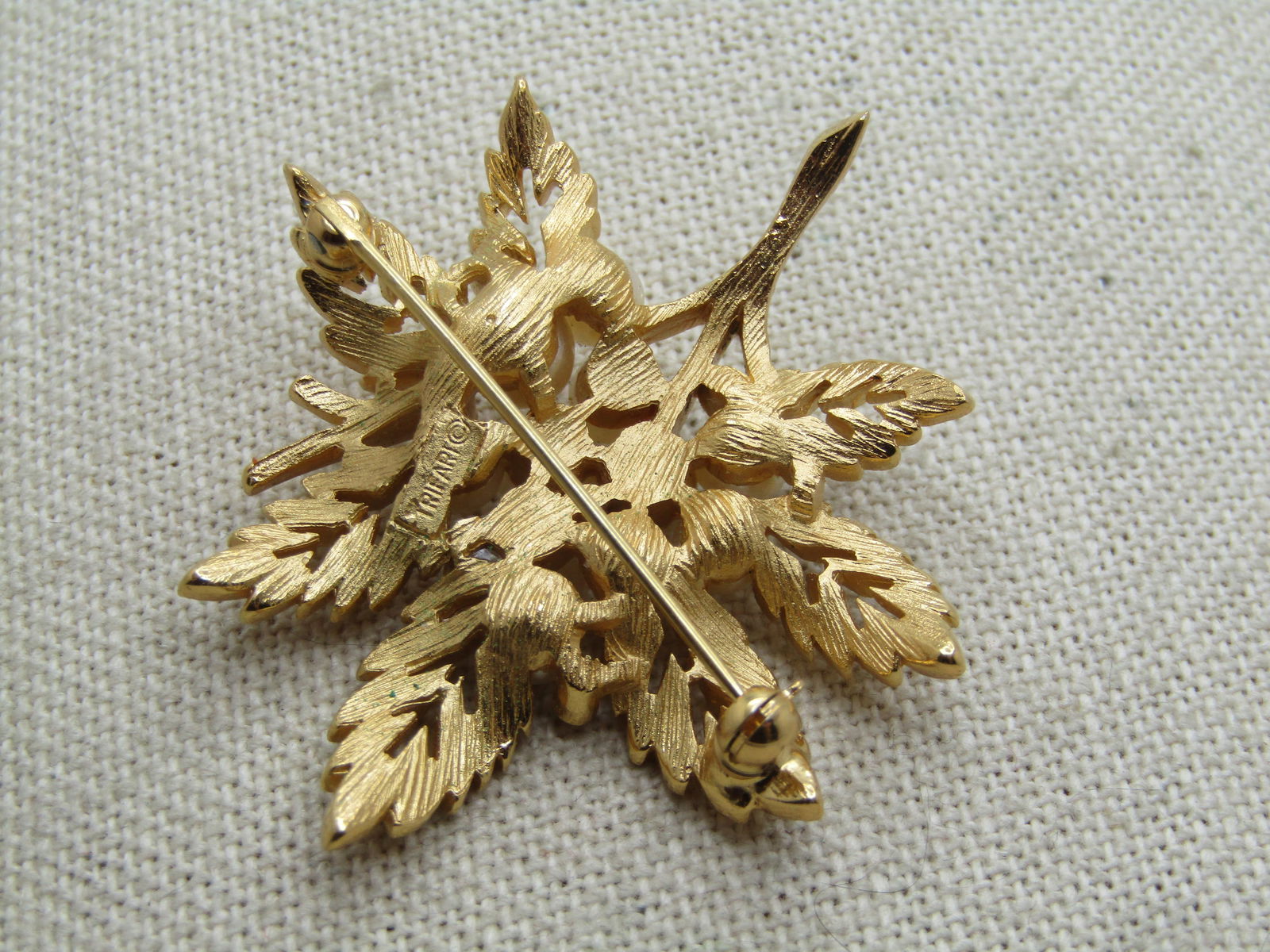 Vintage Faux Pearl Rhinestone Leaf Brooch, Crown Trifari, 1960's. - 5