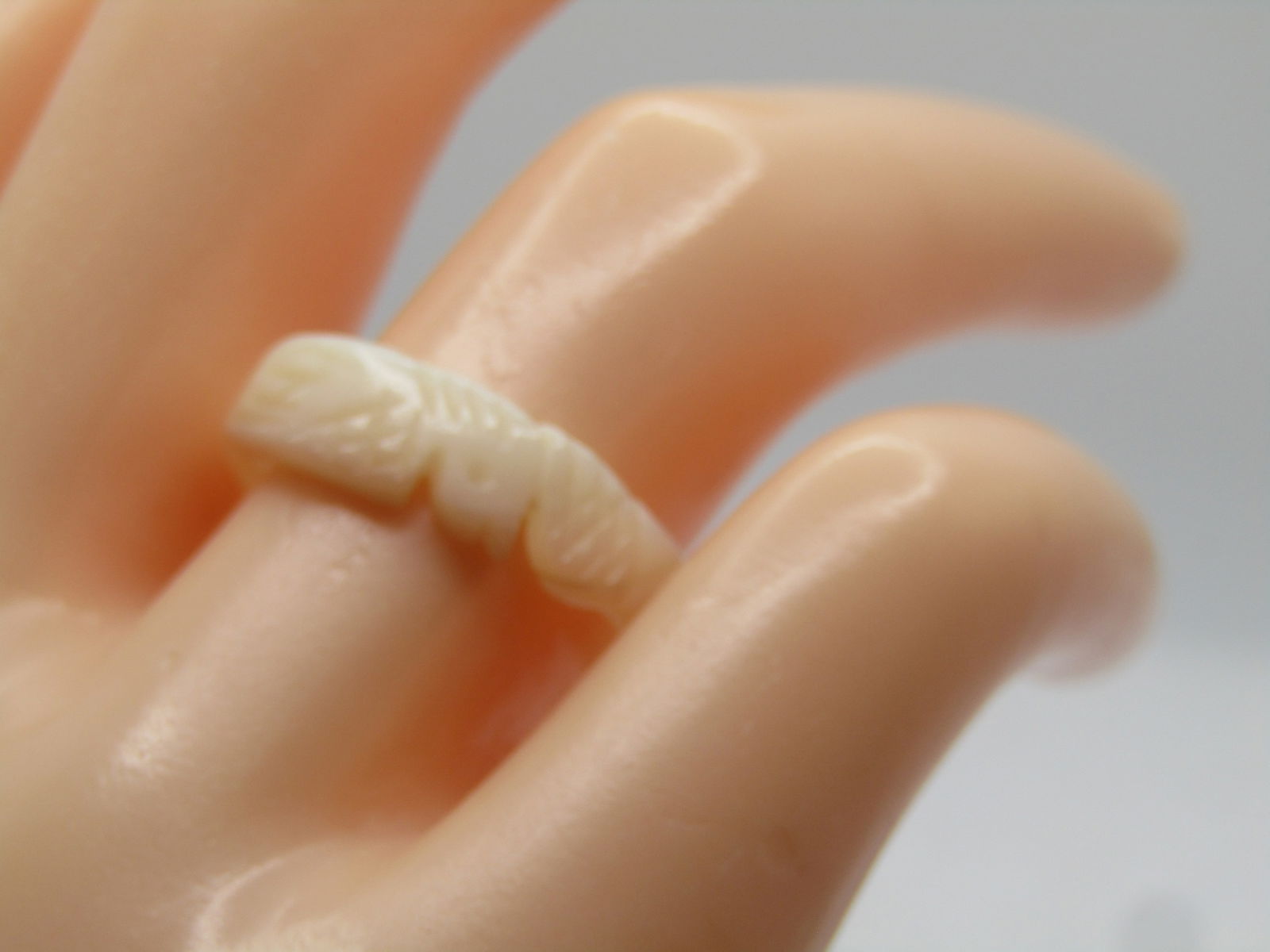 Vintage Carved Mother-of-Pearl Dove Ring, Sz. 7.5, 1960's, 1970's - 4