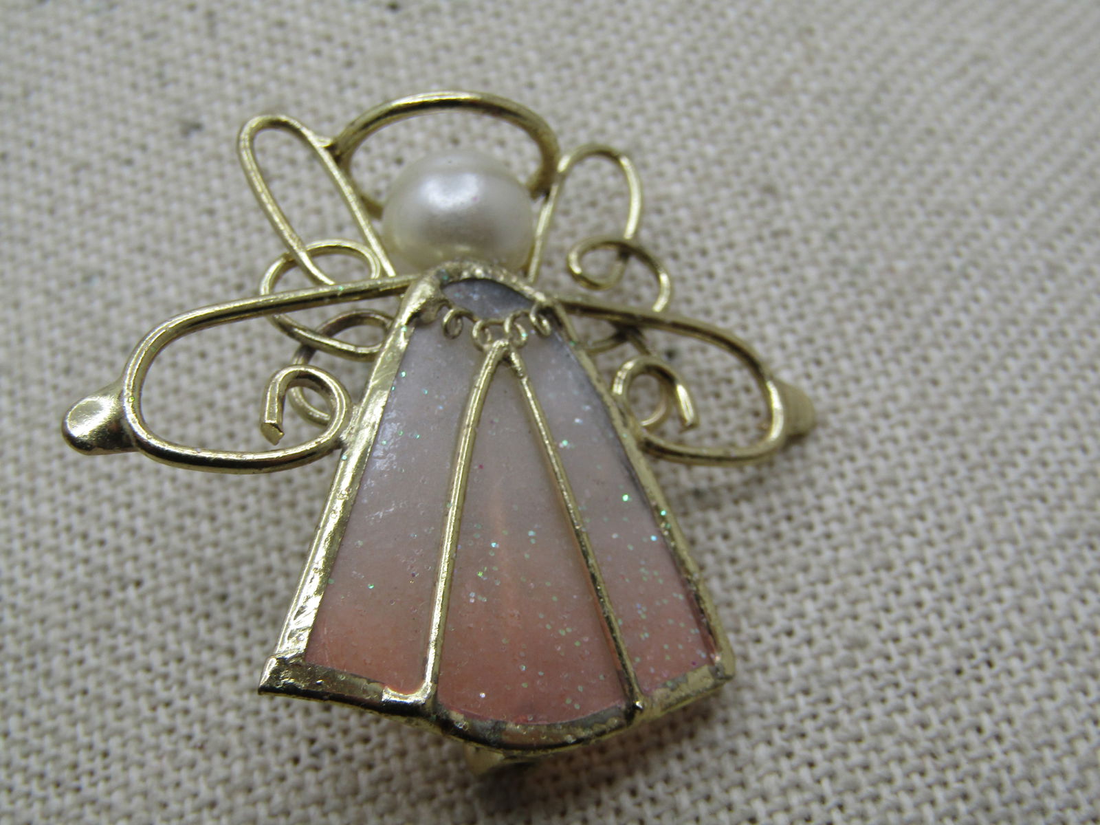 Vintage Scrolled Shell Angel Brooch, Faux Pearl, 1980's - 3