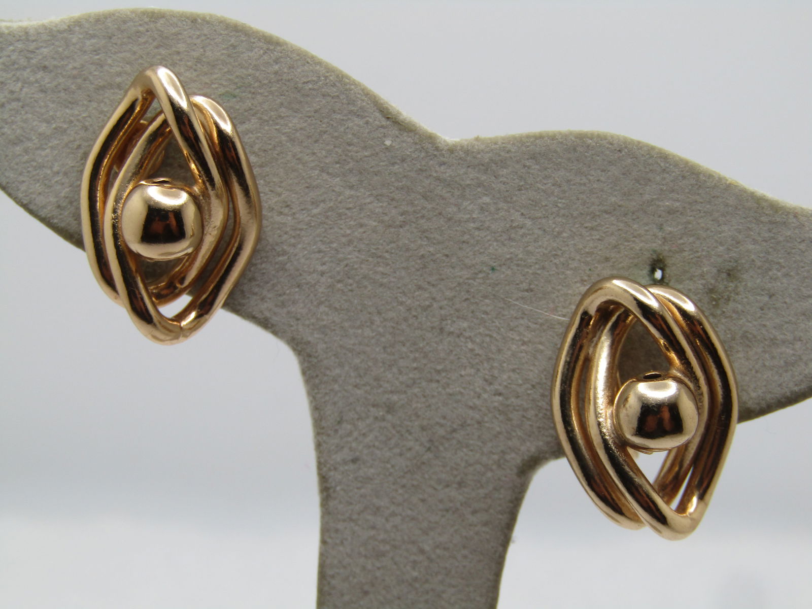 Vintage Bead And Link Screwback Earrings, Marino, 1960.: Vintage Bead And Link Screwback Earrings, Marino, 1960. Gold tone, double link with center 6mm gold bead. Signed Marino on screw. 7/8" by 5/8". Very good condition. (W31324.2 SS14072 J AZ LD61524) 
