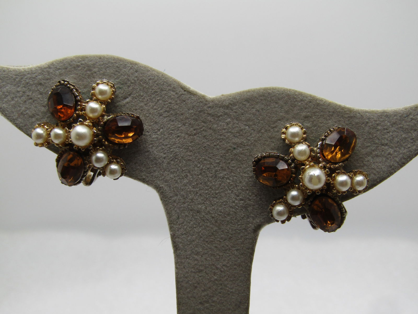 Vintage Faux Pearl Brown Rhinestone Earrings, Clip, 1950's-1960's.: Vintage Faux Pearl Brown Rhinestone Earrings, Clip, 1950's-1960's. Gold tone with three oval round 6mm by 5mm brown stones that are set between three faux pearl rays with a center 3mm faux perl that s