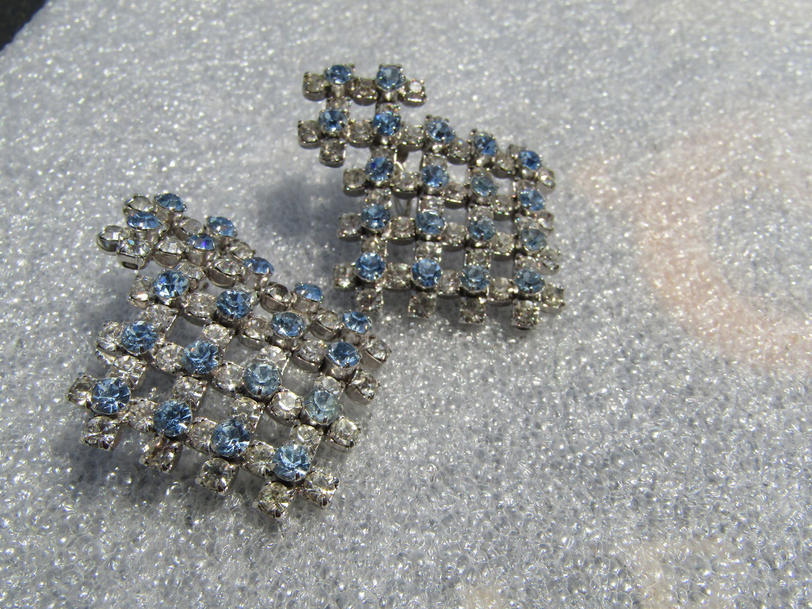 Vintage Blue & Clear Open Raised Grid Earrings, Screwback, 1960's - 3