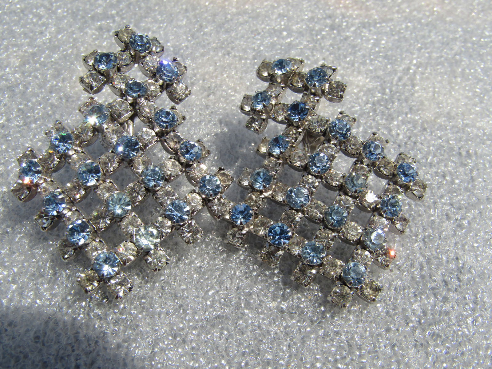 Vintage Blue & Clear Open Raised Grid Earrings, Screwback, 1960's - 5