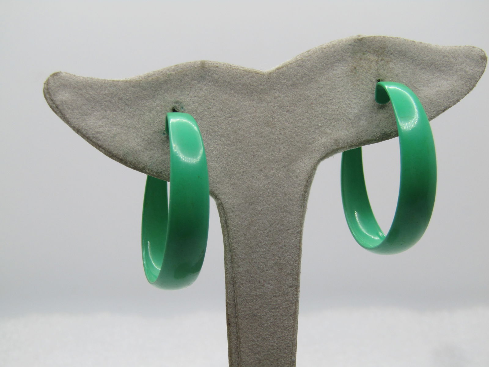 Vintage Green Enameled Hoop Earrings, Pierced, 3/4 Hoops, 1960's-1970's: Vintage Green Enameled Hoop Earrings, Pierced, 3/4 Hoops, 1960's-1970's. Hippie/Boho. They are appx. 1.25" long and slightly tapered in width at 5mm at top and 7mm at the wides at the bottom. 