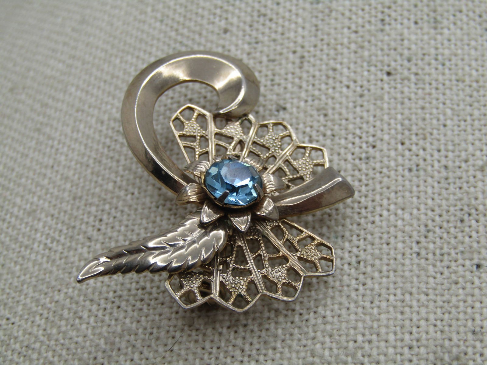 Vintage Filigree Blue Rhinestone Brooch, Leaf And Curl Accent 1960's. - 2