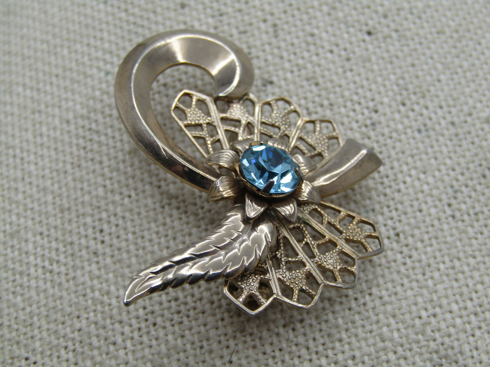 Vintage Filigree Blue Rhinestone Brooch, Leaf And Curl Accent 1960's. - 3
