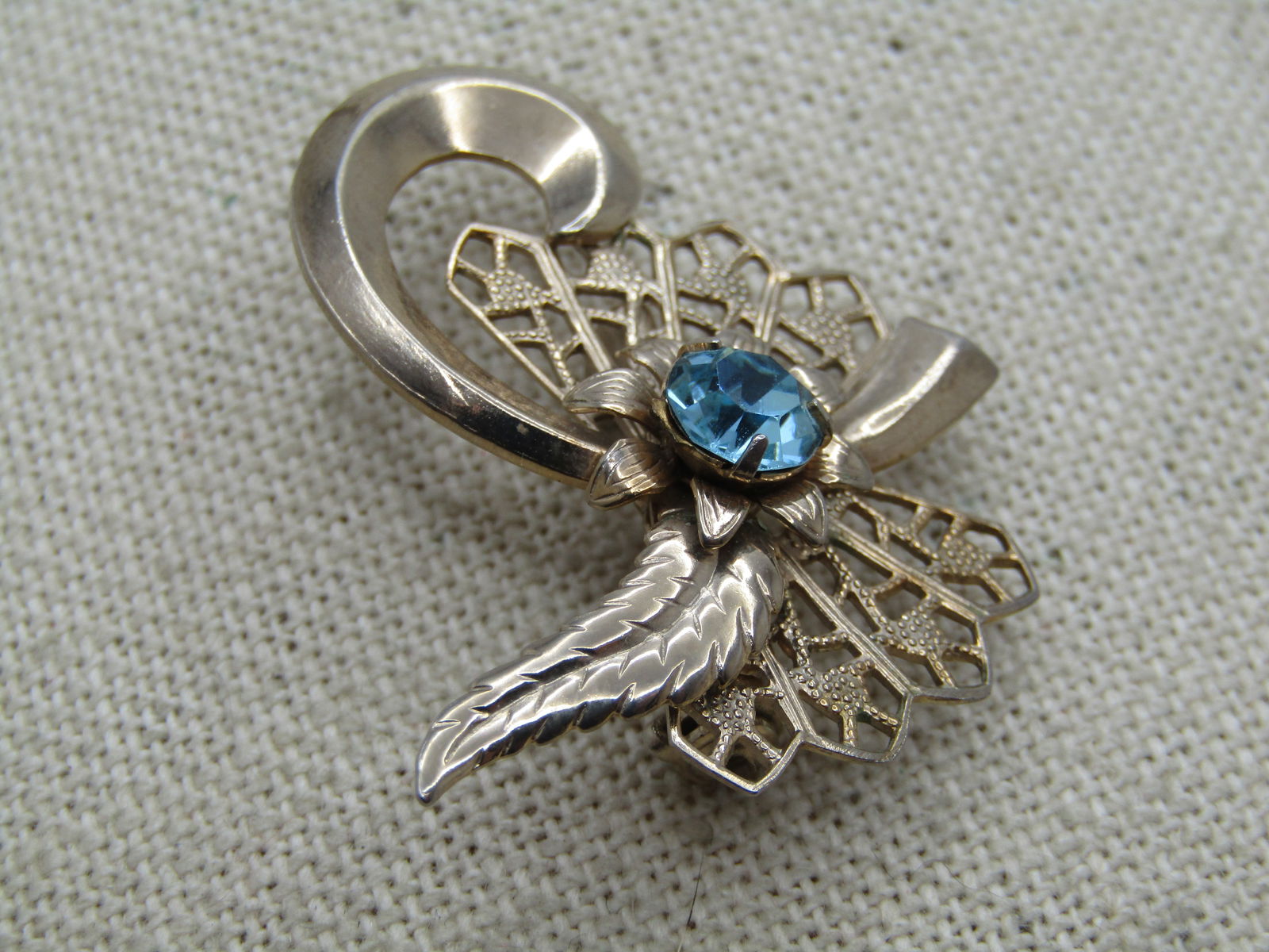 Vintage Filigree Blue Rhinestone Brooch, Leaf And Curl Accent 1960's. - 4