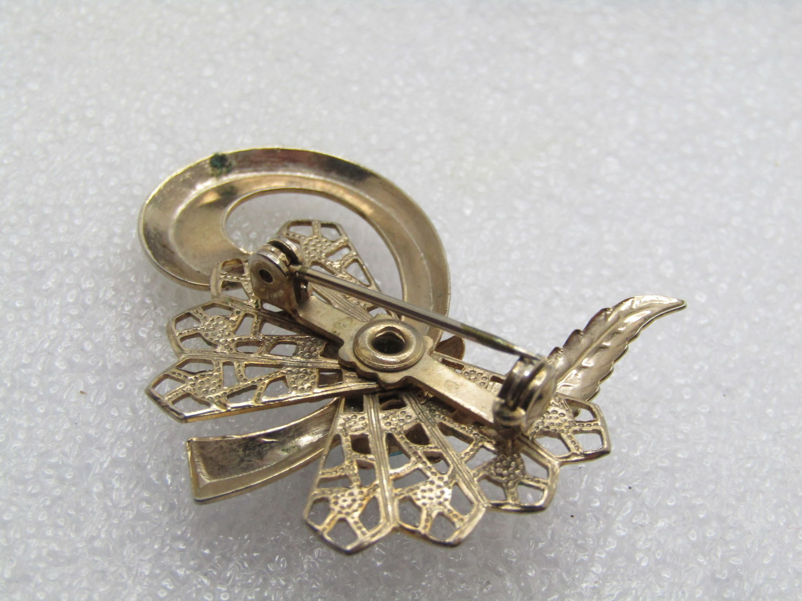 Vintage Filigree Blue Rhinestone Brooch, Leaf And Curl Accent 1960's. - 5