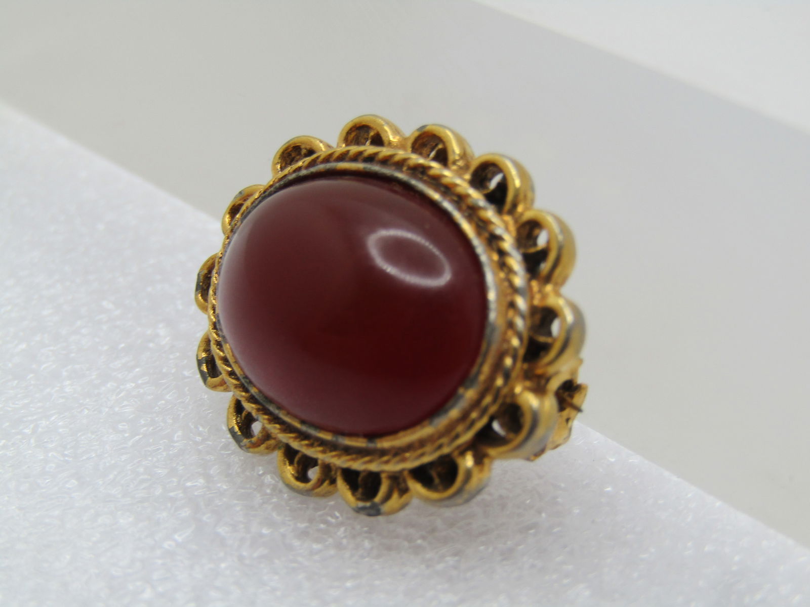 Vintage Carnelian Colored Glass Oval Scalloped Brooch, 1960's-1970's - 2