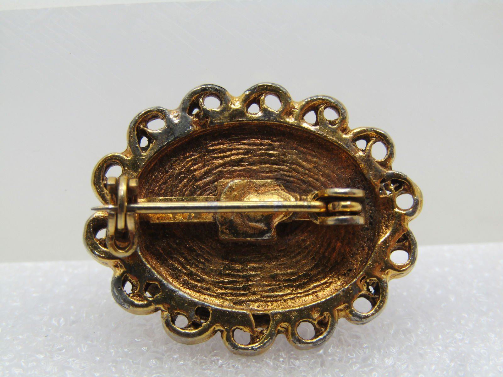 Vintage Carnelian Colored Glass Oval Scalloped Brooch, 1960's-1970's - 4