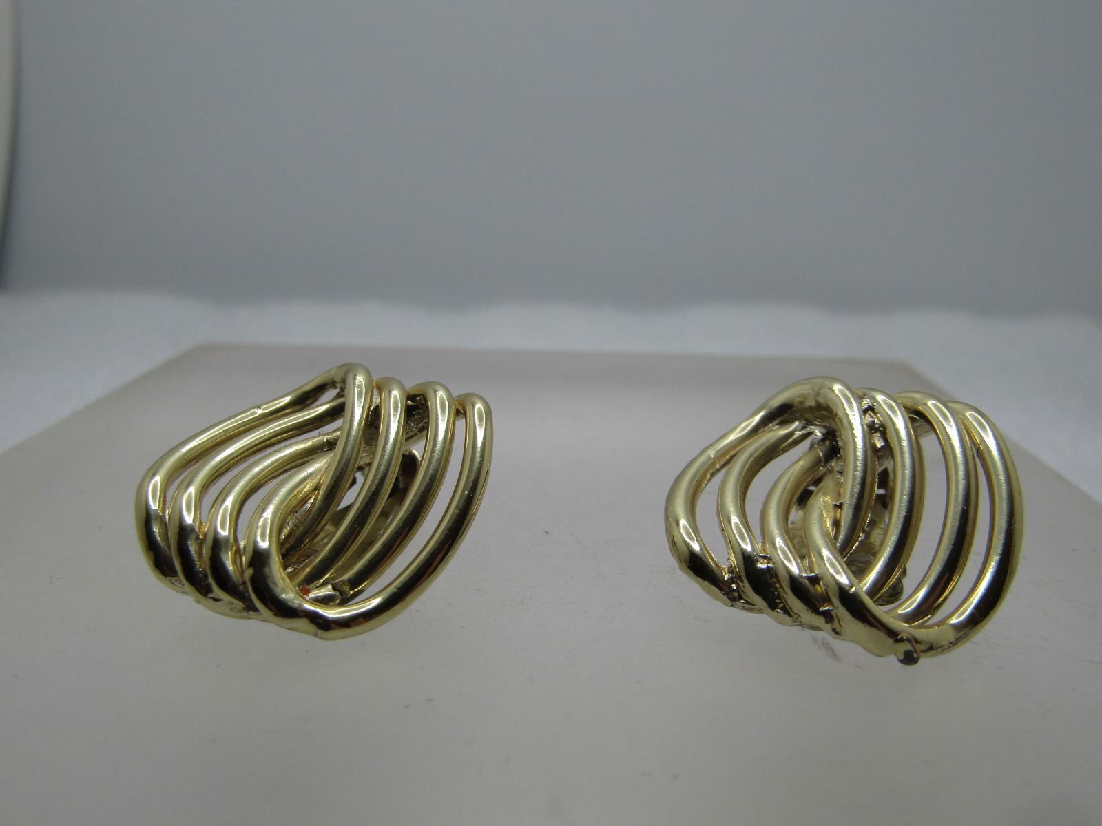 Vintage Wide Curved Link Earrings, Clip, 1960. - 4