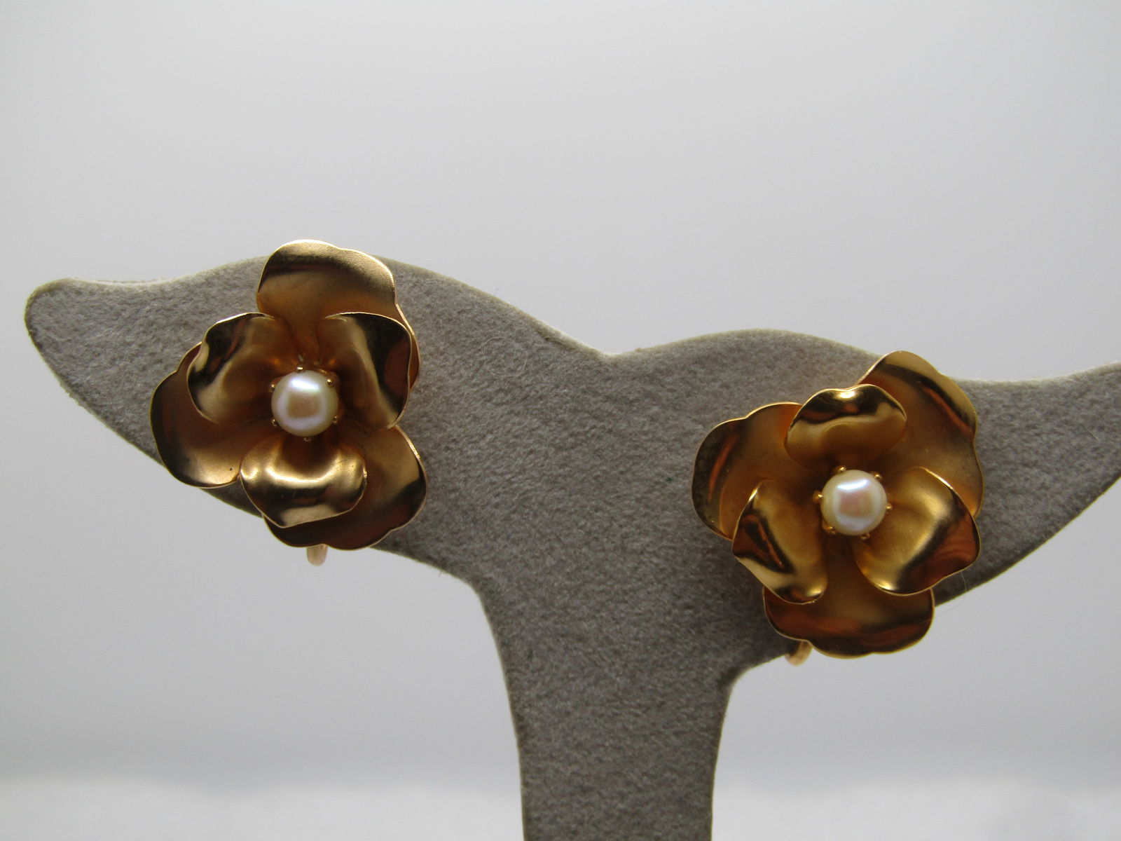 Vintage Open Blossom Earrings, Faux Pearl, 1960's.: Vintage Open Blossom Earrings, Faux Pearl, 1960's. Gold tone 1" open blossom with tiered petals in a satiny finish. There is appx. 4.5mm pronged-set pearl in the center. Hinged clip mechanism. Very go