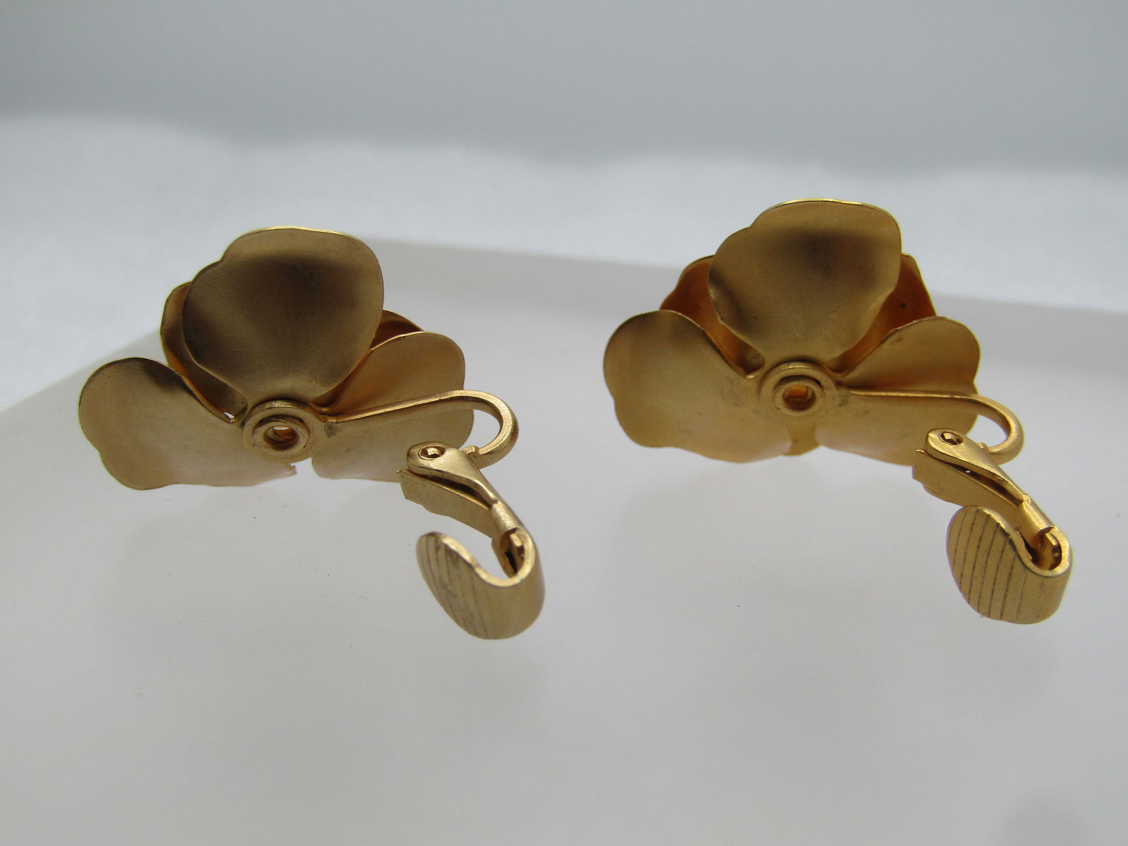 Vintage Open Blossom Earrings, Faux Pearl, 1960's. - 6