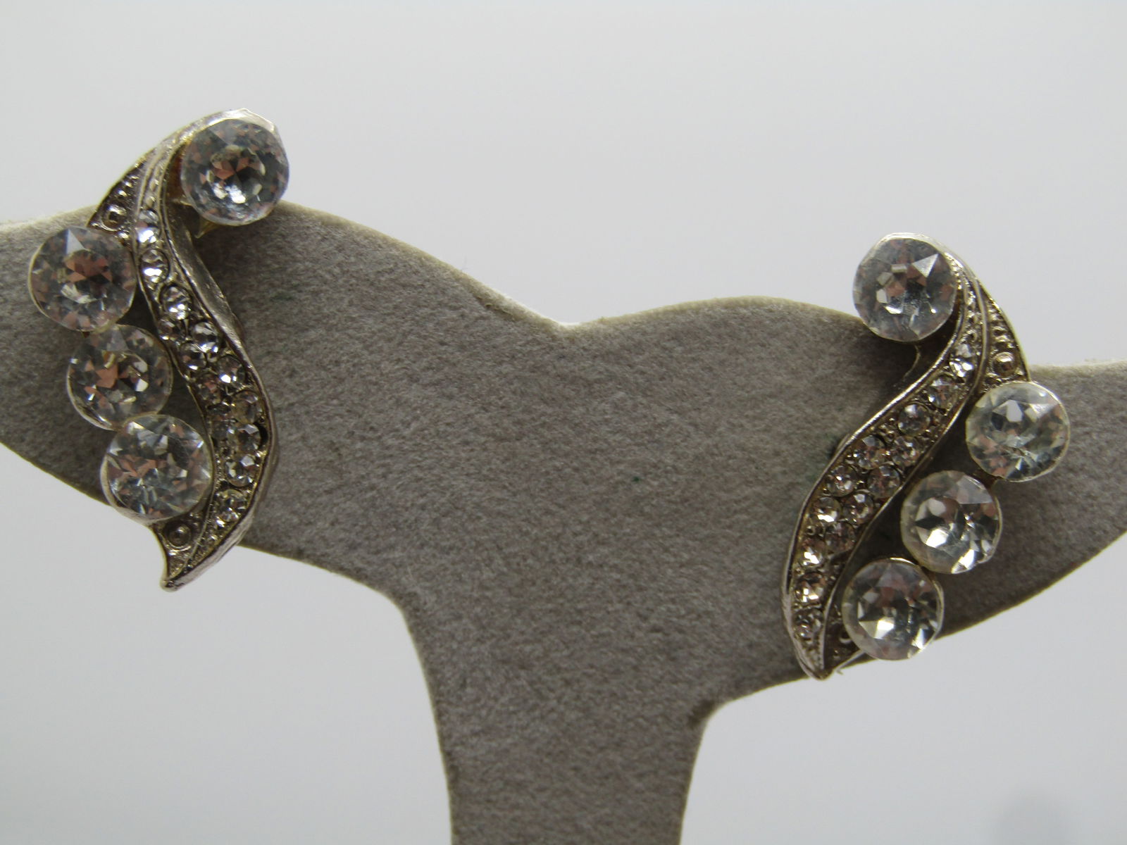 Vintage Clear Rhinestone Screwback Earrings, Art Deco Themed, 1940's-1950's.: Vintage Clear Rhinestone Screwback Earrings, Art Deco Themed, 1940's-1950's. Silver tone cast metal with four appx. 5.5mm clear stones as well as a curved pave-set rhinestone detail. They are appx. 1.