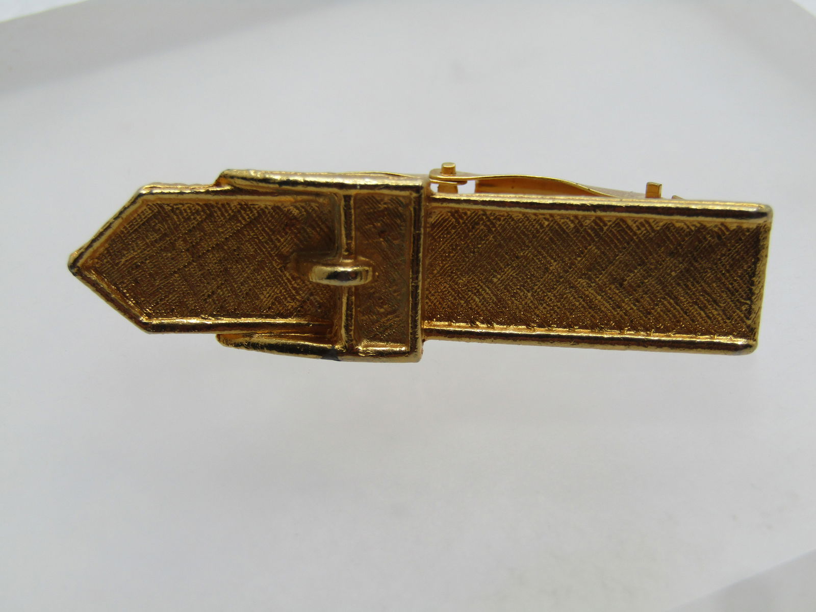 Vintage Gold Tone Belt Scarf Slide, 1960's-1970's: Vintage Gold Tone Belt Scarf Slide, 1960's-1970's This has a hinged and snap style slide on the back to hold the slide securely. It has a textued belt with smooth finished edging and buckle. It is