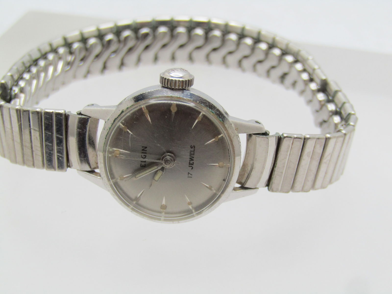 Vintage 10kt RG Elgin Ladies Watch, 17 Jewels, Runs, Mid-Century: Vintage 10kt RG Elgin Ladies Watch, 17 Jewels, Runs, Mid-Century. Second hand, White gold tone - marked 10kt rolled gold (front) and stainless steel back and stretch band. The watch is round and