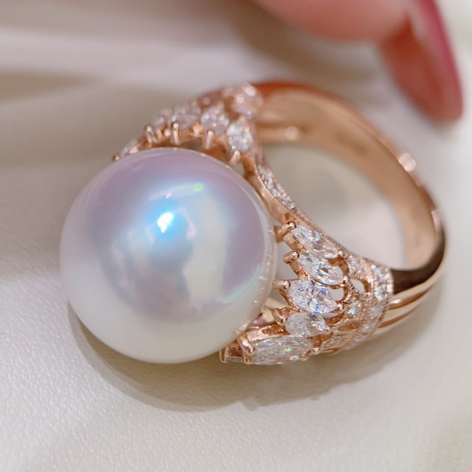 Natural pearl ring: Title: Natural pearl ring Description: This 18K gold pearl ring is a masterpiece that captures the beauty of a fairy. The luster of the pearl is like a captivating aurora, almost flawless, showing a