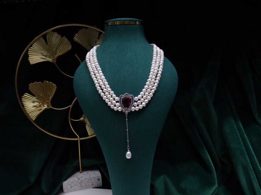 Ruby-colored natural pearl necklace: Title: Ruby-colored natural pearl necklace Description: This necklace is a charming combination of elegance and allure, with a unique three-layer design exuding a delicate vibe. The ruby-colored